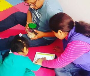 entornos naturales de aprendizaje, modelo centrado en la familia, atención temprana, terapias autismo, niños autistas