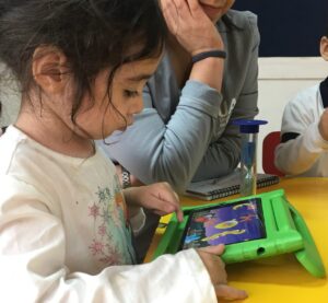 ilugon apps, aprender vocabulario para niños, actividades de vocabulario para niños, frutas y verduras para niños, apps y autismo, apps y TEA, tecnología y autismo, actividades para niños con autismo, auticmo blog, 